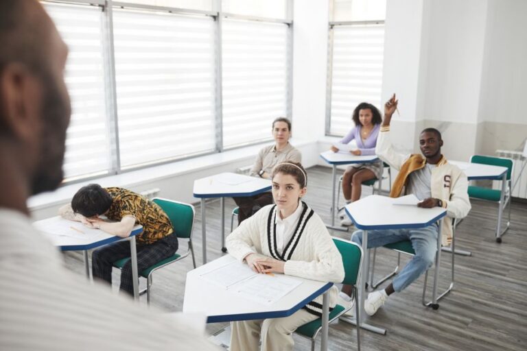 Novo Ensino Médio muda de novo em 2026 e reduz itinerários